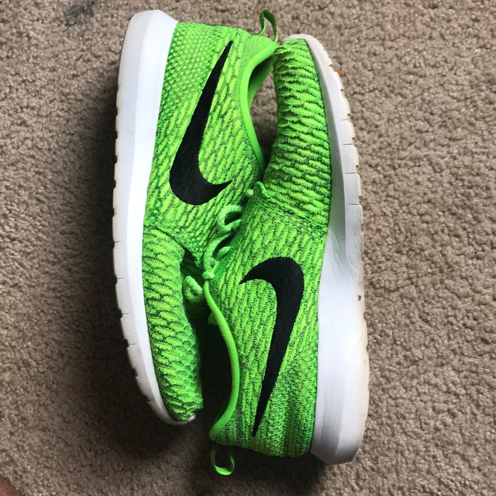 Nike athletic roshe shoes